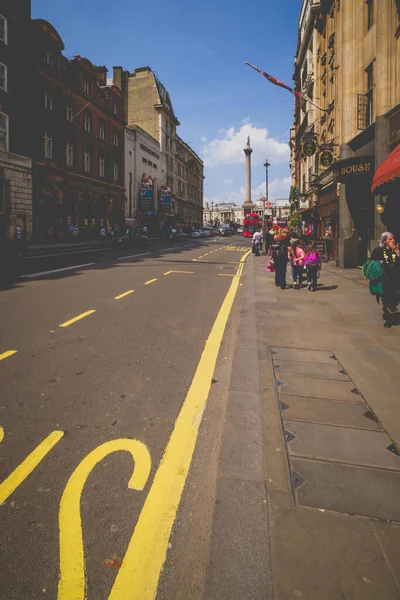 Лондон Сити Объединенный Кингдом Декабря 2017 Вертикальный Снимок Семьи Идущей — стоковое фото
