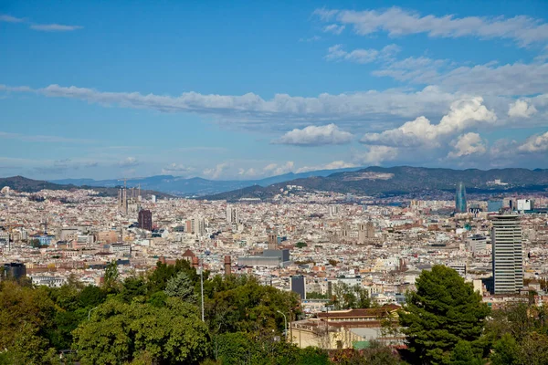 Barselona Şehri Manzarası Spanya Arka Planda Tepeler Mavi Gökyüzü Olan — Stok fotoğraf