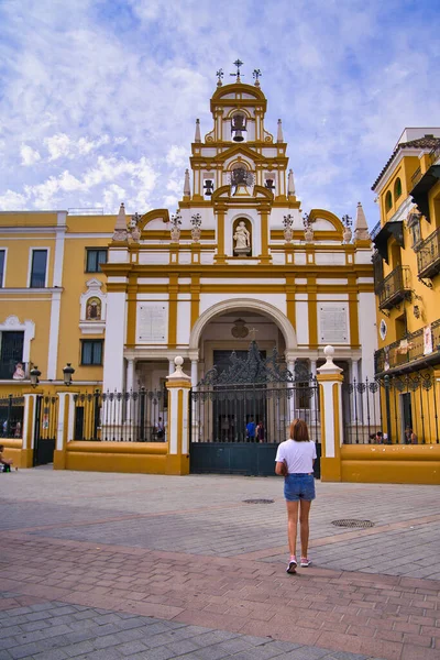 Vertical Shot Girl Standing Basilica Macarena Seville Spain — Foto de Stock