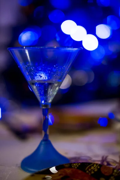 Vertical Shot Cocktail Blue Lights Background — Fotografia de Stock