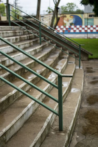 Μια Κάθετη Βολή Από Βρεγμένα Πέτρινα Σκαλοπάτια Μετά Βροχή — Φωτογραφία Αρχείου