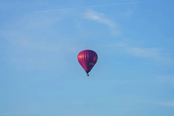 Pilsen Cseh Köztársaság 2021 Október Hőlégballon Kék Égen Élő Emberekkel — Stock Fotó