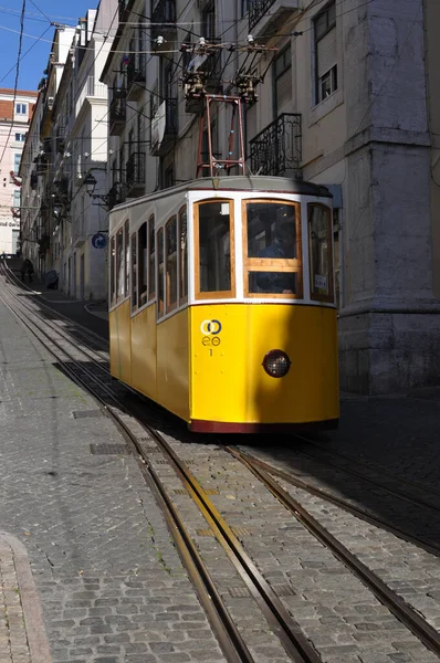 Lisbon Portugal December 2017 Függőleges Lövés Egy Sárga Villamos Lisszabonban — Stock Fotó