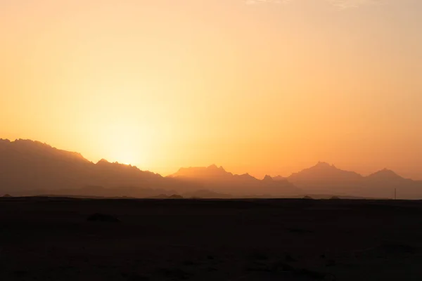 日没時のエジプトのフルガダの大砂漠 — ストック写真