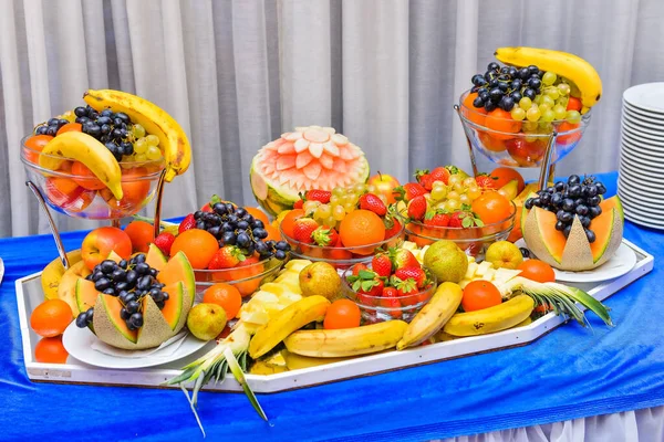 Négyes Asztal Lédús Gyümölcsökkel Gyümölcskompozíciókkal Eseményre — Stock Fotó