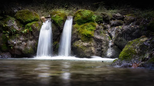 Uma Vista Hipnotizante Uma Bela Cachoeira Uma Selva Com Grandes — Fotografia de Stock