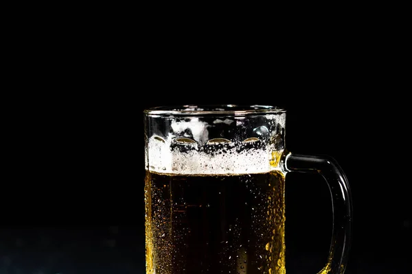 Ένα Κοντινό Πλάνο Ενός Ποτηριού Παγωμένης Μπύρας Απομονωμένο Μαύρο Φόντο — Φωτογραφία Αρχείου