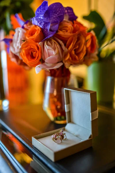 Değerli Altın Bir Yüzüğün Dikey Görüntüsü Renkli Bir Vazonun Yanında — Stok fotoğraf
