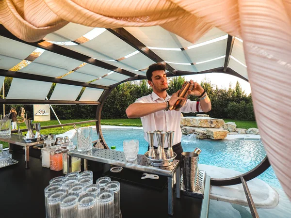 Jovem Barman Caucasiano Fazendo Cocktail Refrescante Livre Evento — Fotografia de Stock