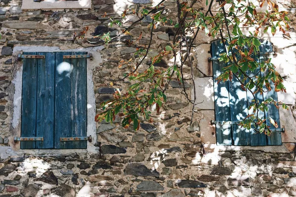 Serene View Old Rural Brick House Blue Wooden Windows — ストック写真
