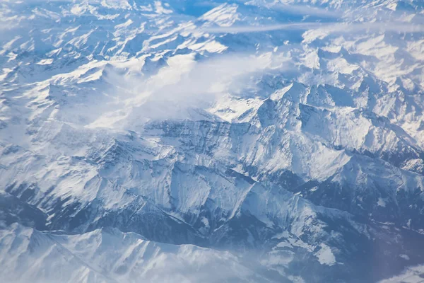 空中拍摄的雪山 — 图库照片