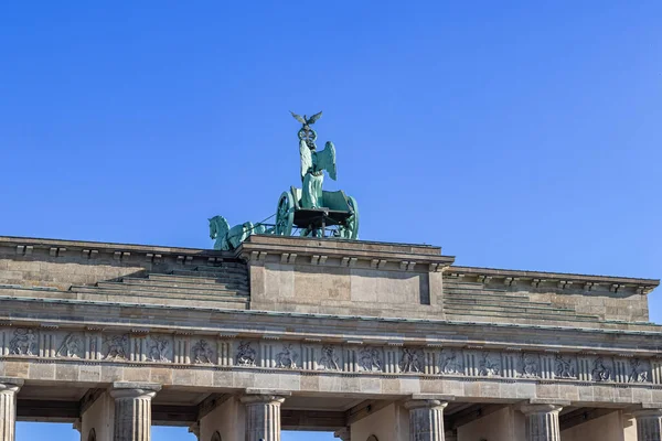 Una Toma Ángulo Bajo Una Puerta Brandeburgo Con Una Estatua —  Fotos de Stock