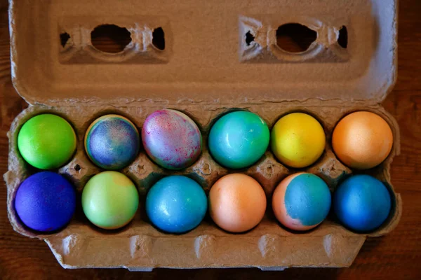Вид Сверху Красивые Цветные Яйца Коробке Мультяшного Яйца — стоковое фото