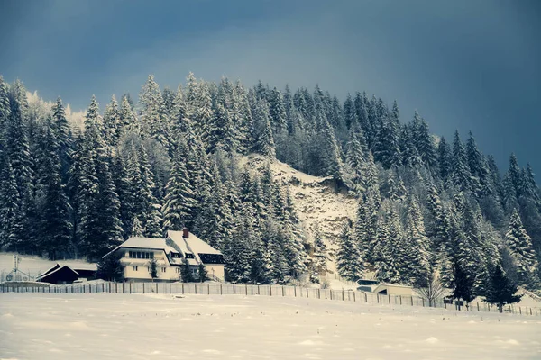 Byggnad Ett Snötäckt Bergslandskap Mot Molnig Himmel Ciucasbergen Rumänien — Stockfoto