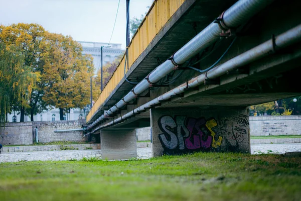 Skopje Macedonia Outubro 2021 Tiro Close Uma Ponte Acima Rio — Fotografia de Stock