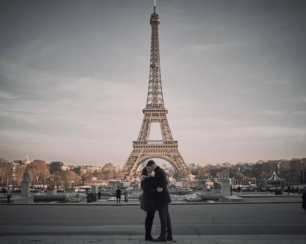 París Francia Feb 2019 Una Linda Pareja Besándose Frente Torre — Foto de Stock