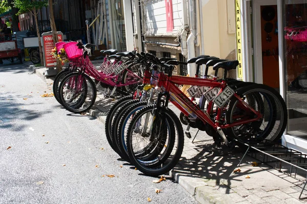 Grupp Röda Cyklar Parkerade Parkeringsplats Utanför — Stockfoto