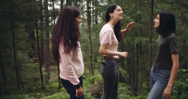 Amigas Pasando Tiempo Juntas Bosque — Vídeos de Stock