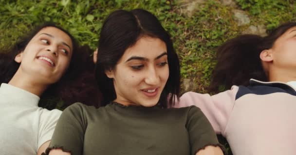 Kvindelige Venner Tilbringer Tid Sammen Skoven – Stock-video