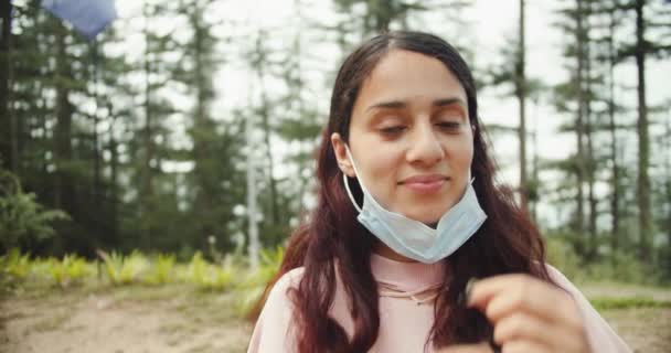 Πλάνα Μιας Όμορφης Νεαρής Γυναίκας Προστατευτική Μάσκα Πλάνα Από Κοντινό — Αρχείο Βίντεο