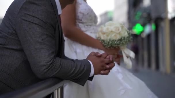 結婚式での新郎新婦の手のクローズアップ映像 — ストック動画