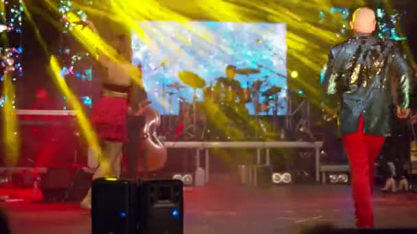 Sahnedeki Konserdeki Grup Performansının Görüntüleri — Stok video