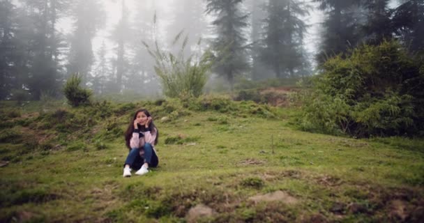 Bilder Vacker Ung Kvinna Som Vistas Skogen — Stockvideo