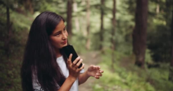Kız Ormanda Vakit Geçiriyor — Stok video