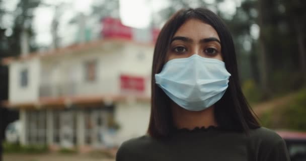 Koruyucu Maskeli Güzel Bir Genç Kadının Yakın Çekim Görüntüleri — Stok video