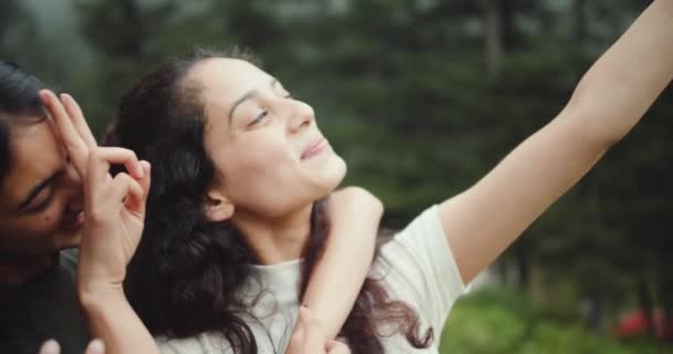 Amiche Che Trascorrono Del Tempo Insieme Nella Foresta — Video Stock