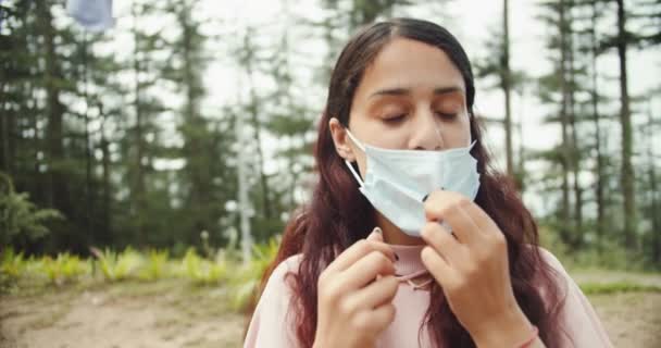 Imagens Uma Bela Jovem Mulher Uma Máscara Protetora Imagens Close — Vídeo de Stock