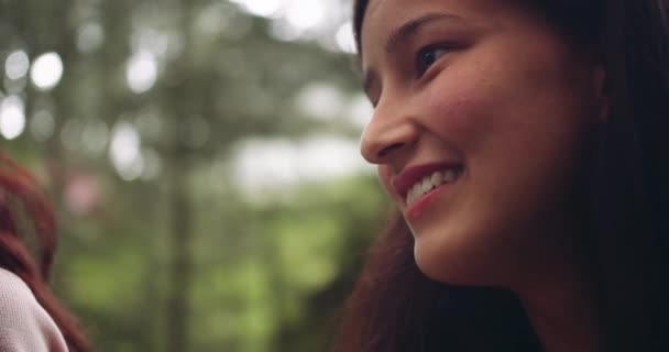 Grupp Kvinnliga Vänner Tillbringa Tid Tillsammans Skogen — Stockvideo