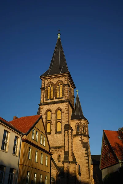 Ένα Κάθετο Πλάνο Ενός Ιστορικού Καθεδρικού Πύργου Ενάντια Έναν Καταγάλανο — Φωτογραφία Αρχείου