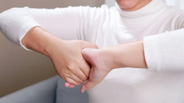 Nahaufnahme Von Jungen Frauenhänden Die Selbst Eine Handmassage Durchführen Beruhigen — Stockfoto