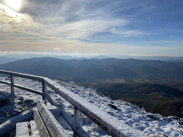 Gezicht Leuningen Bedekt Met Sneeuw Bergen Achtergrond Polen Bieszczady — Stockfoto
