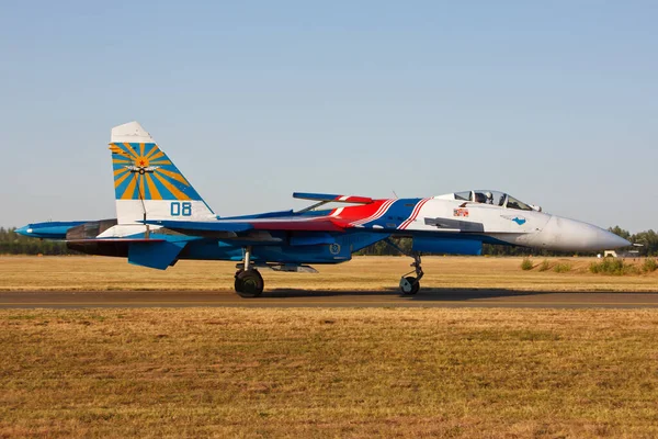 ハンガリー ケスケメット 2013年8月24日 スホーイSu 27戦闘機とロシア騎士軍用エアロビクスチームがハンガリーのケスケメット航空ショーで展示を行う — ストック写真