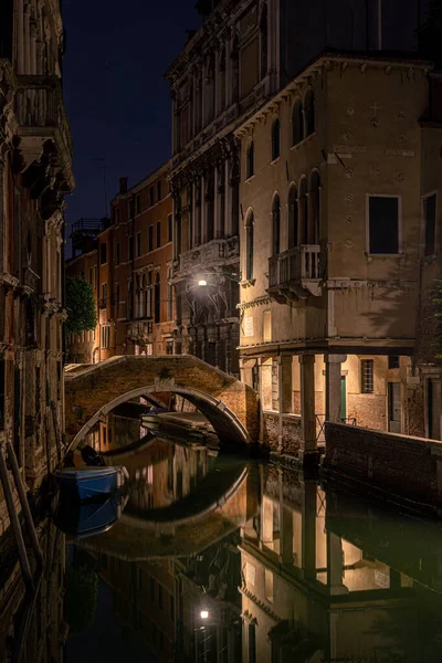 Vertical Shot Canal Beautiful Venice Italy Nighttime — Foto de Stock