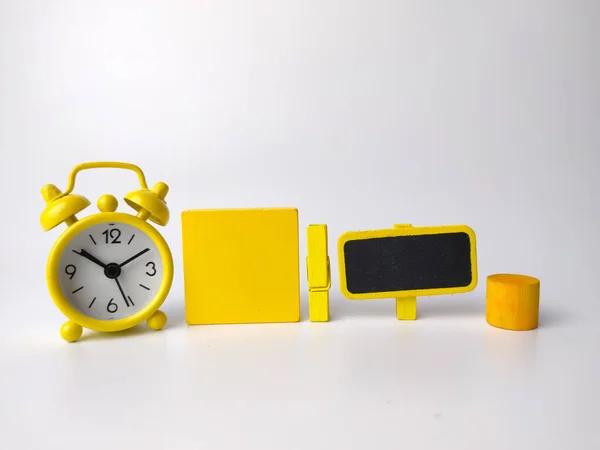 Reloj Despertador Amarillo Tablas Madera Vacías Una Pinza Aislada Sobre — Foto de Stock