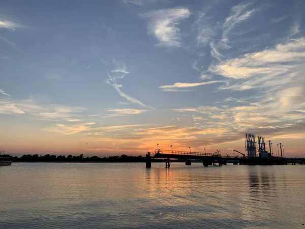 Vacker Utsikt Över Havet Och Bron Vid Solnedgången — Stockfoto
