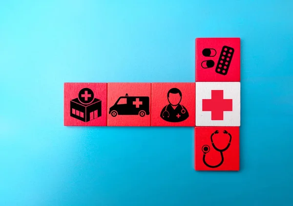 Detailní Záběr Červených Dřevěných Čtverců Lékařskými Ikonami Izolovanými Modrém Pozadí — Stock fotografie