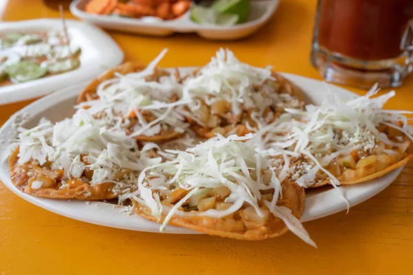Egy Tál Hagyományos Mexikói Étel Krumplival Salátával — Stock Fotó