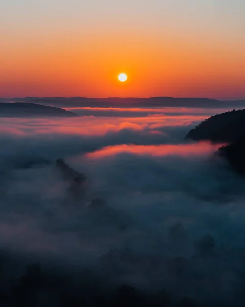 Вертикальный Снимок Захватывающего Восхода Солнца Облаками Ревущими — стоковое фото