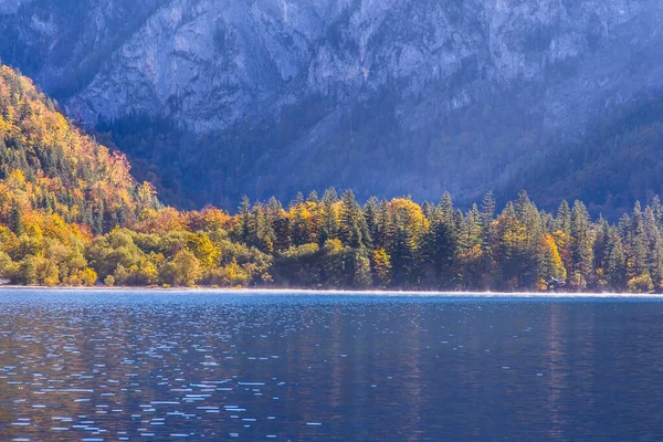 Lago Montês Idílico Leopoldsteinersee Cercado Por Montanhas Áustria — Fotografia de Stock