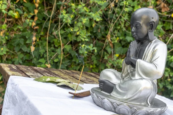 Una Statua Buddista Seduta Una Superficie Bianca All Aperto — Foto Stock