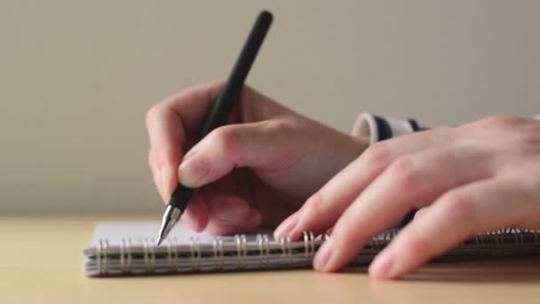 Vrouw Schrijven Notebook Met Pen — Stockvideo