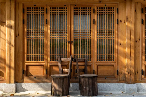 建物の木のドアの前に二つの木製の椅子 — ストック写真