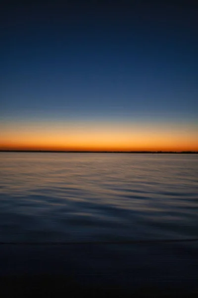 海水和夕阳西下的天空与五彩斑斓的景色融合在一起 — 图库照片