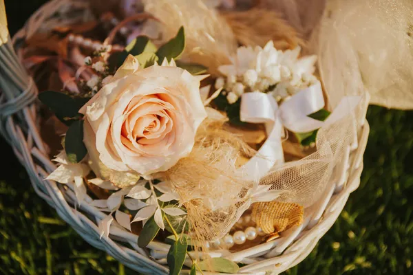 婚礼装饰品和鲜花在草篮里的特写镜头 — 图库照片
