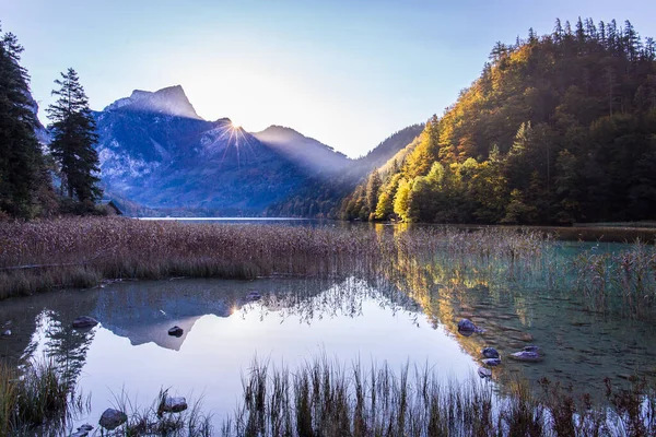 Lago Montês Idílico Leopoldsteinersee Durante Nascer Sol Cercado Por Montanhas — Fotografia de Stock