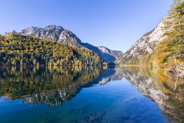 Lago Montaña Idílico Leopoldsteinersee Rodeado Montañas Austria Por Mañana Durante — Foto de Stock